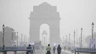 A dense layer of smog envelops Delhi on a winter morning. (RAJ K RAJ /HT PHOTO) A dense layer of smog envelops Delhi on a winter morning. (RAJ K RAJ /HT PHOTO)