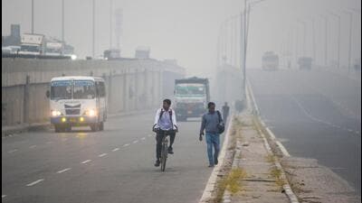 A thick layer of smog seen on the Delhi-Gurugram Expressway during morning hours in Gurugram on Friday. (Parveen Kumar/Hindustan Times)