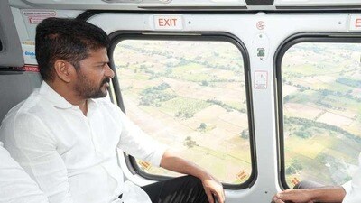 <p>మంత్రులు పొన్నం ప్రభాకర్‌, పొంగులేటి శ్రీనివాస్ రెడ్డితో కలిసి ఏరియల్‌ సర్వే చేశారు. పంట నష్టంపై ఆరా తీశారు.  </p> 
