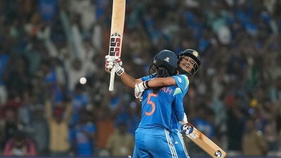<p>నవీ ముంబైలోని డీవై పాటిల్ స్టేడియంలో జరిగిన ఈ సెమీఫైనల్లో ఇండియన్ వుమెన్స్ టీమ్ 5 వికెట్లు కోల్పోయి ఈ రికార్డు చేజ్ చేసింది. అమన్జోత్ కౌర్ ఫోర్ కొట్టగానే స్టేడియంలోని వేలాది మంది ప్రేక్షకుల అరుపులతో మార్మోగిపోయింది.</p> (AP) <p>నవీ ముంబైలోని డీవై పాటిల్ స్టేడియంలో జరిగిన ఈ సెమీఫైనల్లో ఇండియన్ వుమెన్స్ టీమ్ 5 వికెట్లు కోల్పోయి ఈ రికార్డు చేజ్ చేసింది. అమన్జోత్ కౌర్ ఫోర్ కొట్టగానే స్టేడియంలోని వేలాది మంది ప్రేక్షకుల అరుపులతో మార్మోగిపోయింది.</p> (AP)