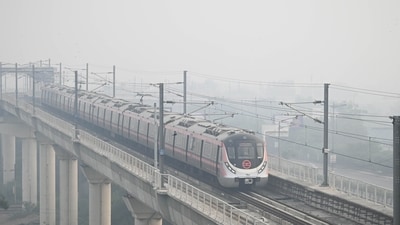 A metro approaches Punjabi Bagh station as it cuts through heavy smog on Tuesday. (Sanchit Khanna/Hindustan Times) A metro approaches Punjabi Bagh station as it cuts through heavy smog on Tuesday. (Sanchit Khanna/Hindustan Times)