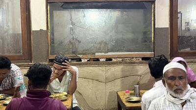 This afternoon, the eatery is packed with diners, but the large aquarium behind the tables has zero macchli. (HT) This afternoon, the eatery is packed with diners, but the large aquarium behind the tables has zero macchli. (HT)