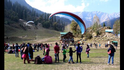 Tourist at Solang Valley in Manali on Friday. (Aqil Khan /HT) Tourist at Solang Valley in Manali on Friday. (Aqil Khan /HT)