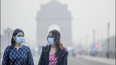 Visitors to Kartavya Path wear masks amid a dense layer of smog early Friday. The conditions improved as the day progressed. (RAJ K RAJ /HT PHOTO) Visitors to Kartavya Path wear masks amid a dense layer of smog early Friday. The conditions improved as the day progressed. (RAJ K RAJ /HT PHOTO)