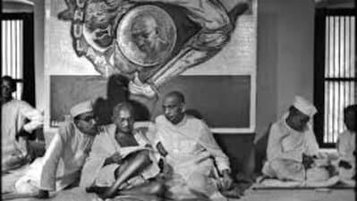 Sardar Vallabhbhai Patel (centre) with Mahatma Gandhi during the freedom movement. Photo: Hindustan Times Archives