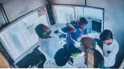 The incident reportedly took place at Kannoli toll plaza on Thursday and was captured by the booth’s surveillance camera. (X)