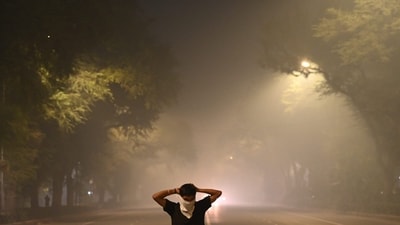 A person covers his face with a hankerchief amid air pollution on Tilak Marg near the Supreme Court in New Delhi on Tuesday early morning. (Arvind Yadav/HT) A person covers his face with a hankerchief amid air pollution on Tilak Marg near the Supreme Court in New Delhi on Tuesday early morning. (Arvind Yadav/HT)