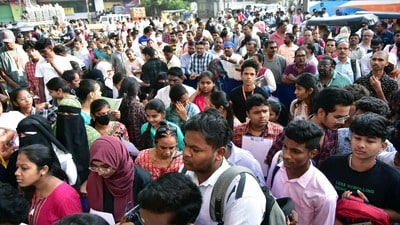 <p>ఇక ఫిబ్రవరి 2వ తేదీ నుంచి <a href="https://www.hindustantimes.com/telugu/andhra-pradesh/ap-intermediate-public-examination-2026-fee-payment-deadline-extended-to-october-31-261761733372906.html" target="_blank">ఇంటర్ </a>ప్రాక్టికల్ పరీక్షలు ప్రారంభమవుతాయి. ఈ ఎగ్జామ్స్ ఫిబ్రవరి 21వ తేదీ నాటికి పూర్తవుతాయి. జనవరి 21వ తేదీన ఫస్ట్ ఇయర్ విద్యార్థులకు ఇంగ్లీష్ ప్రాక్టికల్ పరీక్ష ఉంటుంది. జనవరి 23వ తేదీన ఎథిక్స్ అండ్ హ్యుమన్ వాల్యూస్, జనవరి 24వ తేదీన ఎన్విరాన్ మెంటల్ ఎడ్యుకేషన్ పరీక్ష నిర్వహిస్తారు.</p> <p>ఇక ఫిబ్రవరి 2వ తేదీ నుంచి <a href="https://www.hindustantimes.com/telugu/andhra-pradesh/ap-intermediate-public-examination-2026-fee-payment-deadline-extended-to-october-31-261761733372906.html" target="_blank">ఇంటర్ </a>ప్రాక్టికల్ పరీక్షలు ప్రారంభమవుతాయి. ఈ ఎగ్జామ్స్ ఫిబ్రవరి 21వ తేదీ నాటికి పూర్తవుతాయి. జనవరి 21వ తేదీన ఫస్ట్ ఇయర్ విద్యార్థులకు ఇంగ్లీష్ ప్రాక్టికల్ పరీక్ష ఉంటుంది. జనవరి 23వ తేదీన ఎథిక్స్ అండ్ హ్యుమన్ వాల్యూస్, జనవరి 24వ తేదీన ఎన్విరాన్ మెంటల్ ఎడ్యుకేషన్ పరీక్ష నిర్వహిస్తారు.</p>