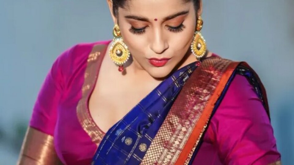 <p>లంగావోణీలో క్యూట్ గా మెరిసిపోయింది హాట్ యాంకర్ రష్మి గౌతమ్. ఇలా అందాలతో కుర్రకారుకు నిద్ర లేకుండా చేస్తోంది ఈ భామ. </p>(instagram-Rashmi Gautam)