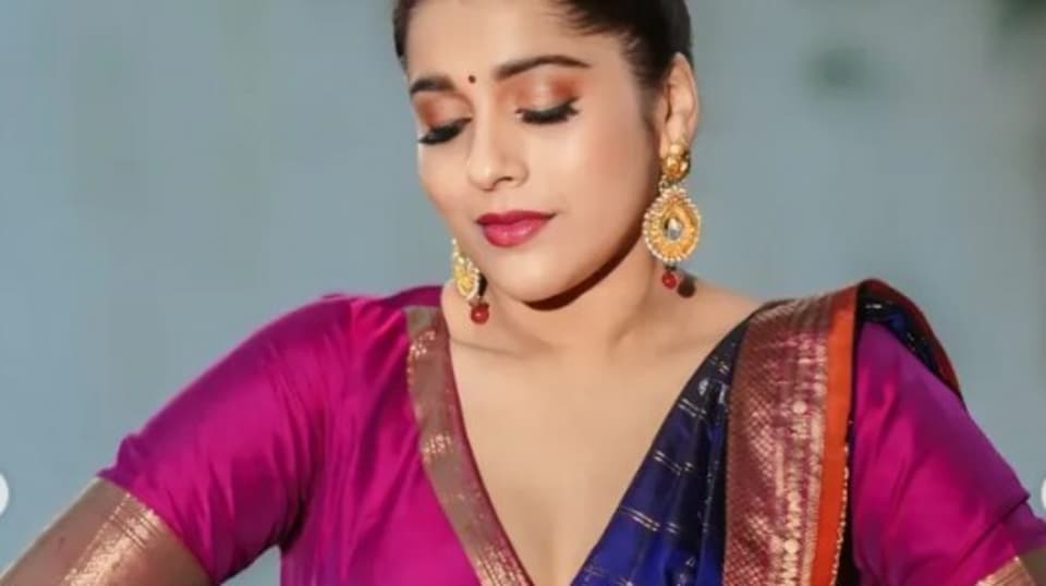 <p>రష్మి అందాలకు ఫ్యాన్స్ ఫిదా అవుతున్నారు. కుందనపు బొమ్మ, బంగారు కొండ అంటూ కామెంట్లు చేస్తున్నారు. </p>(instagram-Rashmi Gautam)