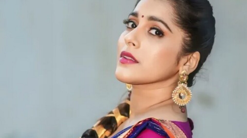 <p>ఈటీవీలో వస్తున్న జబర్దస్త్, శ్రీదేవి డ్రామా కంపెనీ ప్రోగ్రామ్ ల్లో యాంకర్ గా చేస్తోంది రష్మి. </p>(instagram-Rashmi Gautam)