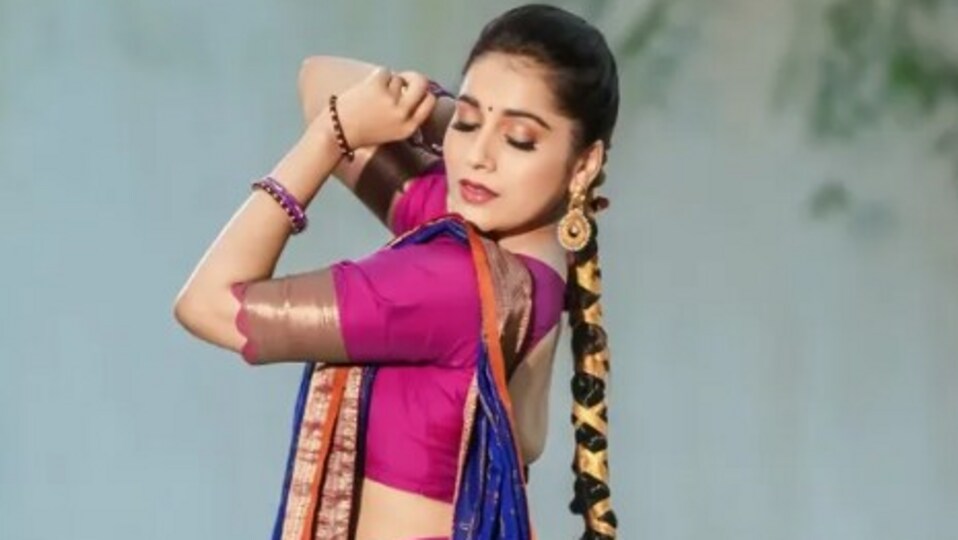 <p>2002లో వచ్చిన హోళి సినిమాలో క్యారెక్టర్ ఆర్టిస్ట్ గా సినిమాల్లో అడుగుపెట్టింది రష్మి. చివరగా 2023లో వచ్చిన చిరంజీవి భోళా శంకర్ మూవీలో చిన్న క్యామియోలో మెరిసింది. </p>(instagram-Rashmi Gautam)