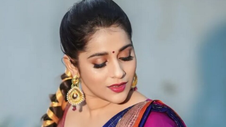 <p>హాఫ్ శారీలో వయ్యారాలు ఒలకబోసిన ఫొటోలను ఇవాళ (అక్టోబర్ 31) ఇన్ స్టాగ్రామ్ లో పోస్టు చేసింది రష్మి.</p>(instagram-Rashmi Gautam)
