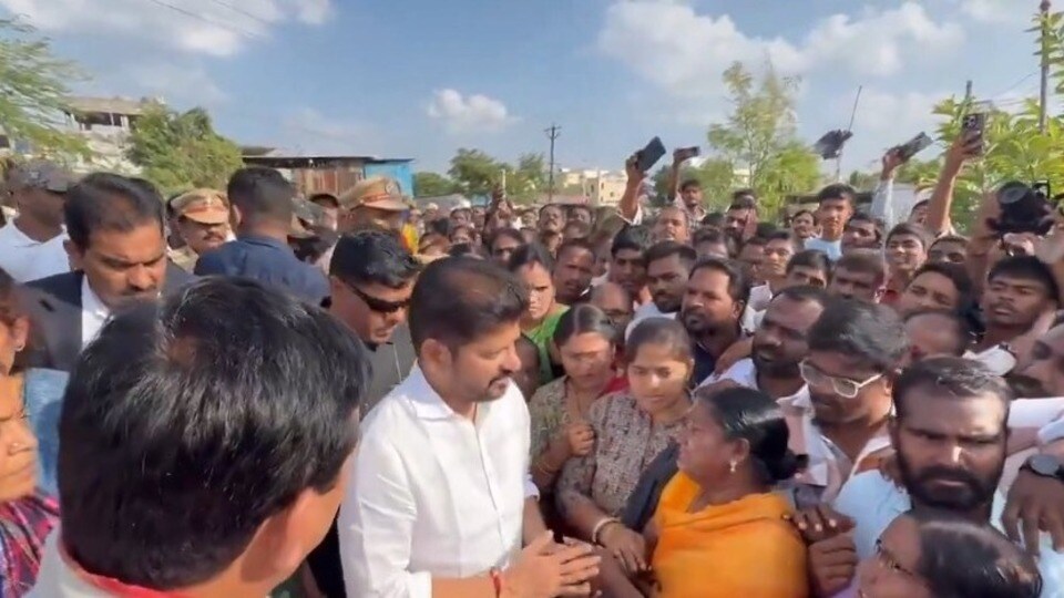 <p>అనంతరం హనుమకొండలో వరద ప్రభావిత ప్రాంతాల్లో ముఖ్యమంత్రి రేవంత్ రెడ్డి పర్యటించారు. సమ్మయ్యనగర్‌లో వరద ప్రాంతాలను, దెబ్బతిన్న నాలాలను పరిశీలించారు.</p>