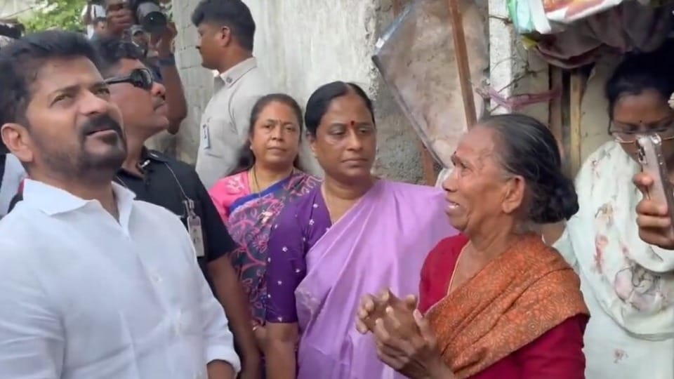 <p>వరద బాధితులతో సీఎం రేవంత్ మాట్లాడారు. అన్ని విధాలా ఆదుకుంటామని హామీనిచ్చారు. తన పర్యటన తర్వాత మీడియాతో మాట్లాడిన సీఎం రేవంత్ రెడ్డి….. వరదల వల్ల ఇళ్లు కోల్పయిన వారికి ఇందిరమ్మ ఇళ్లను కేటాయించే అంశాలను పరిశీలించాలని అధికారులను ఆదేశించారు. స్మార్ట్ సిటీ నిధులు కూడా వచ్చాయని… వాటిని సమగ్రంగా వినియోగించుకోవాలన్నారు. డ్రైనేజీ పనుల విషయంపై సమగ్రమైన విధానం రూపొందించాలని సూచించారు.</p>