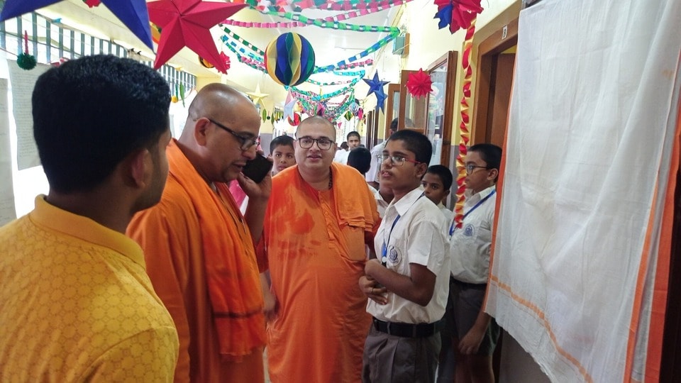 উচ্চমাধ্যমিকের তৃতীয় সেমেস্টারের মেধাতালিকায় মোট ৬৯ জন আছেন। তাঁদের মধ্যে ৫৫ জনই রামকৃষ্ণ মিশনের পড়ুয়া। (ছবিটি প্রতীকী, সৌজন্যে ফেসবুক Ramakrishna Mission Vidyalaya, Narendrapur)