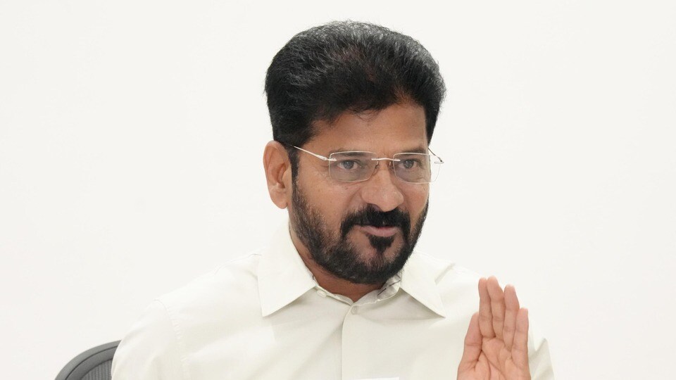 <p>ఉన్నతాధికారులు క్షేత్రస్థాయిలో పరిశీలించాలని… రివ్యూ నిర్వహించిన రిపోర్ట్ ఇవ్వాలని సీఎం రేవంత్ కోరారు. అధికారులు ఎవరూ కూడా నిర్లక్ష్యం వహించవద్దని స్పష్టం చేశారు. కలెక్టర్లు క్షేత్రస్థాయిలో పర్యటించాల్సిందేని ఉద్ఘాటించారు. ఈ విషయాన్ని దృష్టిలో పెట్టుకొని పని చేయాలన్నారు. కొన్ని శాఖల మధ్య సమన్వయం లేకపోవటంపై సీఎం అసంతృప్తిని వ్యక్తం చేశారు. ఇళ్లలోకి వరద వచ్చి ఆస్టి నష్టం జరిగిన కుటుంబాలకు రూ. 15 వేలు ఇవ్వాలని సూచించారు. వెంటనే బాధితులను గుర్తించి… నష్ట పరిహారం ఇచ్చేలా చర్యలు తీసుకోవాలని కోరారు.</p>