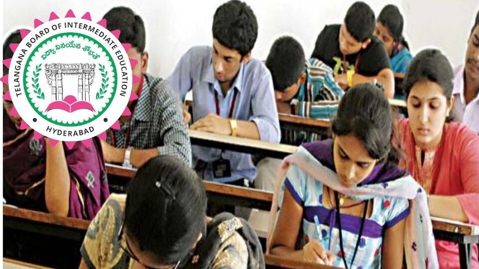 <p>తెలంగాణ ఇంటర్ పరీక్షల ఫీజు షెడ్యూల్ విడుదలైంది.నవంబర్ 1వ తేదీ నుంచి విద్యార్థులు ఫీజులు చెల్లించుకోవచ్చు. ఇందుకు నవంబర్ 14వ తేదీని తుది గడువుగా నిర్ణయించారు.</p>