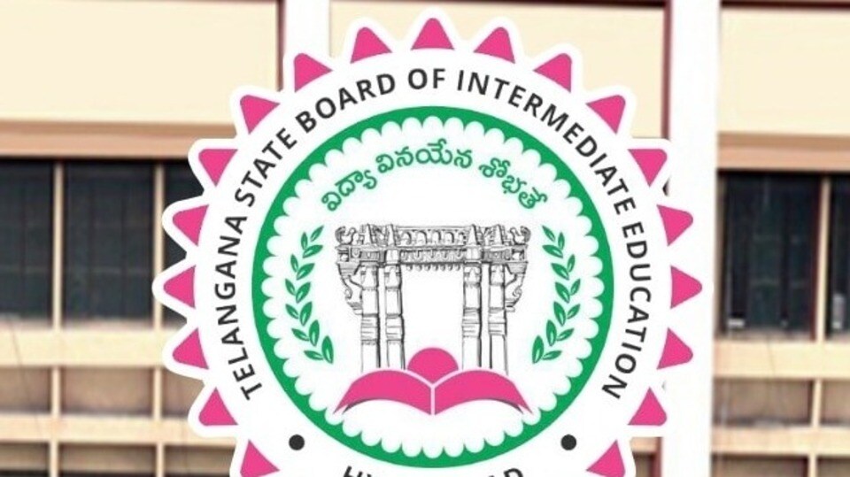 <p>మరోవైపు తెలంగాణ ఇంటర్ పరీక్షల షెడ్యూల్ విడుదలైంది. వచ్చే ఏడాది ఫిబ్రవరి 25వ తేదీ నుంచి ఈ ఎగ్జామ్స్ ప్రారంభమవుతాయని ఇంటర్ బోర్డు ప్రకటించింది. మార్చి 18వ తేదీతో అన్ని సబ్జెక్టుల పరీక్షలు పూర్తవుతాయని పేర్కొంది.</p>