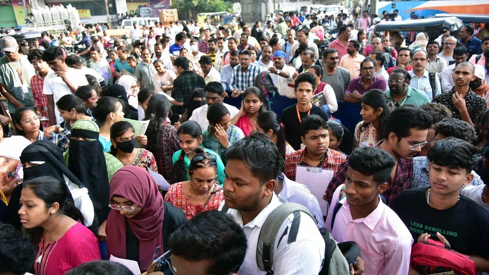 <p>ఇక ఫిబ్రవరి 2వ తేదీ నుంచి <a href="https://www.hindustantimes.com/telugu/andhra-pradesh/ap-intermediate-public-examination-2026-fee-payment-deadline-extended-to-october-31-261761733372906.html" target="_blank">ఇంటర్ </a>ప్రాక్టికల్ పరీక్షలు ప్రారంభమవుతాయి. ఈ ఎగ్జామ్స్ ఫిబ్రవరి 21వ తేదీ నాటికి పూర్తవుతాయి. జనవరి 21వ తేదీన ఫస్ట్ ఇయర్ విద్యార్థులకు ఇంగ్లీష్ ప్రాక్టికల్ పరీక్ష ఉంటుంది. జనవరి 23వ తేదీన ఎథిక్స్ అండ్ హ్యుమన్ వాల్యూస్, జనవరి 24వ తేదీన ఎన్విరాన్ మెంటల్ ఎడ్యుకేషన్ పరీక్ష నిర్వహిస్తారు.</p>