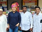 Amish Tripathi flanked by Anand Solanki (right) and father Kanhaiyalal Solanki (left). (HT)