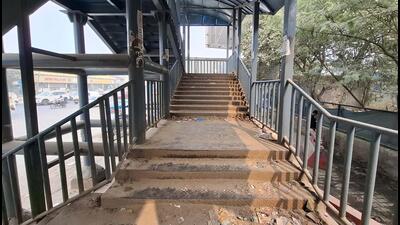 A new HT check finds Gurugram’s foot overbridges still in ruins — defunct lifts, caved floors and dark passages keeping people off the bridges at night. (Parveen Kumar/HT) A new HT check finds Gurugram’s foot overbridges still in ruins — defunct lifts, caved floors and dark passages keeping people off the bridges at night. (Parveen Kumar/HT)