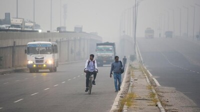 A thick layer of smog seen on the Delhi-Gurugram Expressway during morning hours in Gurugram on Friday. (Parveen Kumar/Hindustan Times) A thick layer of smog seen on the Delhi-Gurugram Expressway during morning hours in Gurugram on Friday. (Parveen Kumar/Hindustan Times)