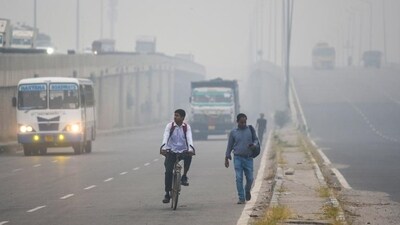 A thick layer of smog seen on the Delhi-Gurugram Expressway during morning hours in Gurugram on Friday. (Parveen Kumar/Hindustan Times) (HT_PRINT) A thick layer of smog seen on the Delhi-Gurugram Expressway during morning hours in Gurugram on Friday. (Parveen Kumar/Hindustan Times) (HT_PRINT)
