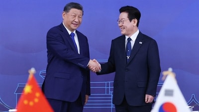 Lee hosted Xi at a state summit and dinner after an Asia-Pacific leaders' forum in the South Korean city of Gyeongju, marking Xi's first visit to the U.S. ally in 11 years. (Reuters)