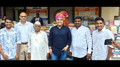 Amish Tripathi flanked by Anand Solanki (right) and father Kanhaiyalal Solanki (left). (HT) Amish Tripathi flanked by Anand Solanki (right) and father Kanhaiyalal Solanki (left). (HT)