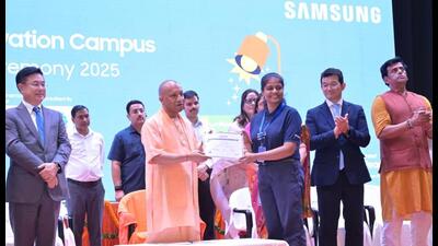 CM Yogi Adityanath during the certificate distribution ceremony of Samsung Innovation Campus. (HT)