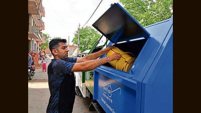 Currently, garbage collectors in Chandigarh pick waste only from the ground floor, forcing residents of higher floors to bring it down. (HT File Photo for representation) Currently, garbage collectors in Chandigarh pick waste only from the ground floor, forcing residents of higher floors to bring it down. (HT File Photo for representation)