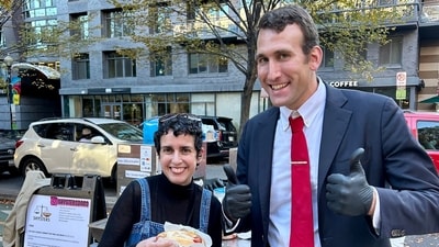As the US government shutdown continues, IRS lawyer Isaac Stein sells hot dogs in Washington, DC, fulfilling a childhood dream. (X@isberryauthor) As the US government shutdown continues, IRS lawyer Isaac Stein sells hot dogs in Washington, DC, fulfilling a childhood dream. (X@isberryauthor)