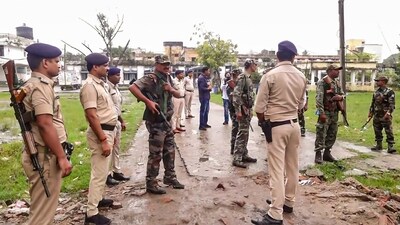 Patna: Security personnel keep vigil outside a hospital where the post-mortem of Jan Suraaj leader late Dularchand Yadav is scheduled to take place, a day after his alleged murder, at Barh in Patna district. (PTI Photo) (PTI) Patna: Security personnel keep vigil outside a hospital where the post-mortem of Jan Suraaj leader late Dularchand Yadav is scheduled to take place, a day after his alleged murder, at Barh in Patna district. (PTI Photo) (PTI)