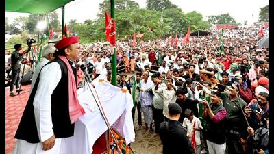 SP chief Akhilesh Yadav addresses an election rally in Bihar on Saturday. (HT) SP chief Akhilesh Yadav addresses an election rally in Bihar on Saturday. (HT)