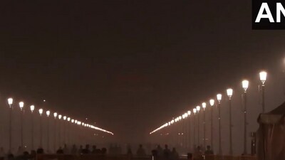With smoke and fog reducing visibility across the city, the air quality deteriorated on Saturday at 303 compared to 218, a day earlier. (ANI) With smoke and fog reducing visibility across the city, the air quality deteriorated on Saturday at 303 compared to 218, a day earlier. (ANI)