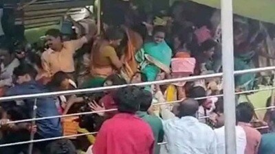 కాశీబుగ్గలోని ఆలయంలో తొక్కిసలాట - పలువురు భక్తులు మృతి... !