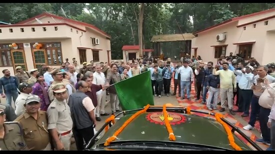 UP forest minister Dr Arun Kumar Saxena giving a green signal to the first batch of tourists on their jungle safari in Dudhwa on Saturday. (HT Photo)