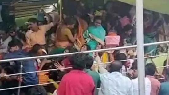 కాశీబుగ్గలోని ఆలయంలో తొక్కిసలాట - పలువురు భక్తులు మృతి... !