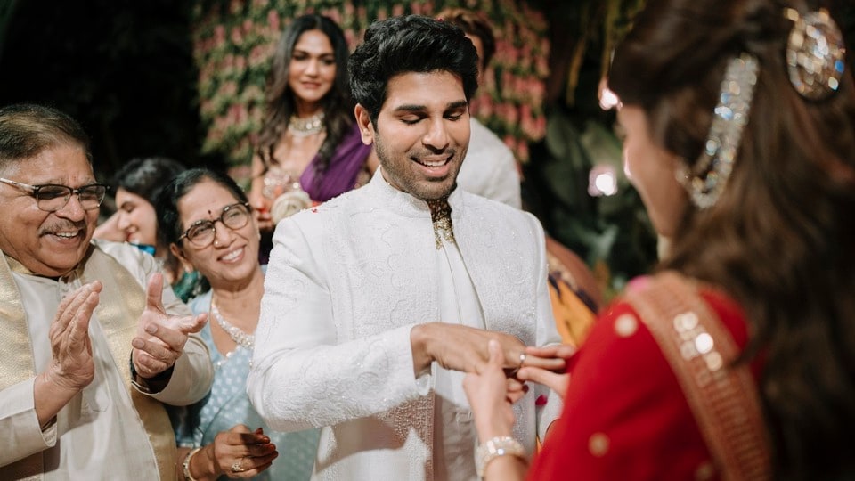 <p>అల్లు శిరీష్ ఎంగేజ్మెంట్ లో కాబోయే దంపతులు ఉంగరాలు మార్చుకుంటుంటే అల్లు అరవింద్ దంపతులు ఎంత ఆనందంగా ఉన్నారో చూడండి. </p>(x)