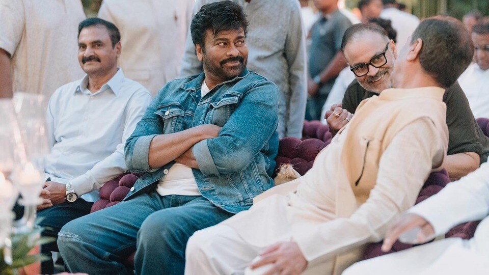 <p>అల్లు శిరీష్-నయనిక ఎంగేజ్మెంట్ కు మెగా స్టార్ చిరంజీవి స్పెషల్ అట్రాక్షన్ గా నిలిచారు. ఆయన డైరెక్ట్ గా షూటింగ్ నుంచి ఈ ఈవెంట్ కు వచ్చారు. </p>(x)