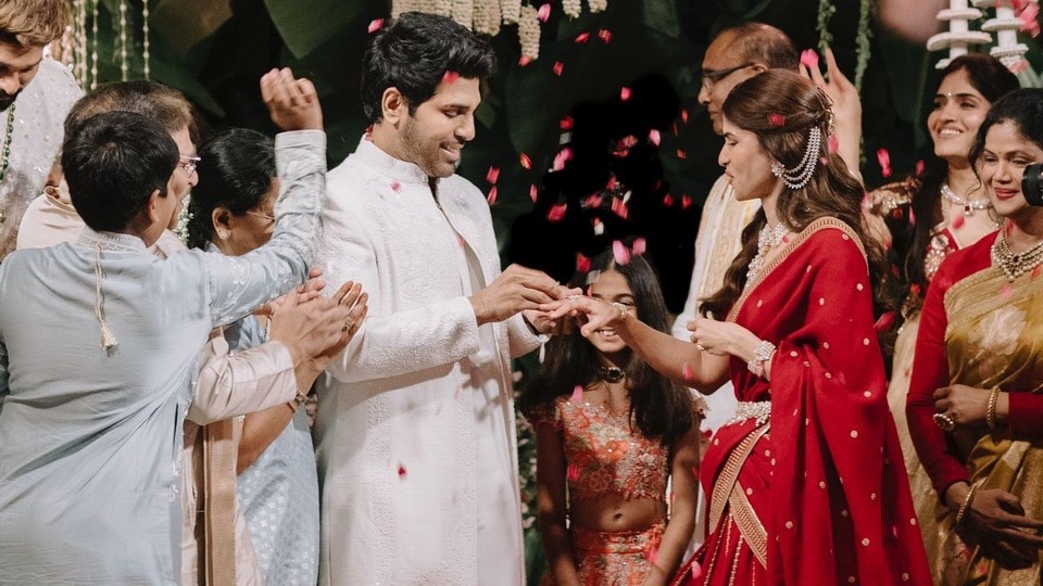 <p>అల్లు శిరీష్-నయనికలో ఎంగేజ్మెంట్ హైదరాబాద్ లో ఘనంగా జరిగింది. ఈ నిశ్చితార్థానికి అల్లు, మెగా కుటుంబాలతో పాటు ఇతర సెలబ్రిటీలు కూడా హాజరయ్యారు. </p>(x)
