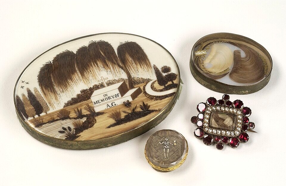 An array of mourning jewellery brooches containing hair from a lost loved one. (Wikimedia) An array of mourning jewellery brooches containing hair from a lost loved one. (Wikimedia)