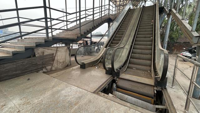 The broken escalators of the foot overbridge on NH-48 near Rajiv chow. (Parveen Kumar/HT) The broken escalators of the foot overbridge on NH-48 near Rajiv chow. (Parveen Kumar/HT)