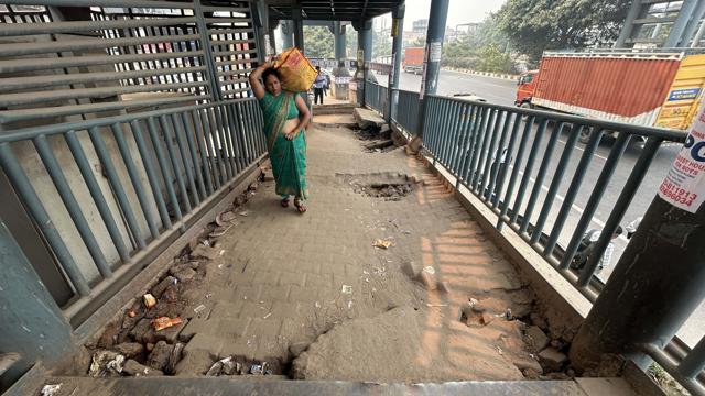 Despite tenders and civic assurances, Gurugram’s foot overbridges lie in decay, posing safety risks for women, seniors, and daily commuters across major junctions. (Parveen Kumar/HT) Despite tenders and civic assurances, Gurugram’s foot overbridges lie in decay, posing safety risks for women, seniors, and daily commuters across major junctions. (Parveen Kumar/HT)