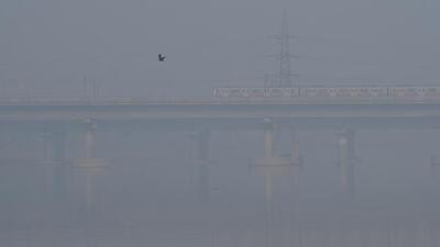 A haze seen covering the sky in Delhi on Sunday. (Sanjeev Verma/HT Photo) A haze seen covering the sky in Delhi on Sunday. (Sanjeev Verma/HT Photo)