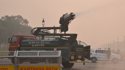 Anti-smog gun sprays water amidst heavy smog cover at Kartavya Path, in New Delhi on Sunday. (Sathiya) Anti-smog gun sprays water amidst heavy smog cover at Kartavya Path, in New Delhi on Sunday. (Sathiya)
