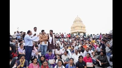 BJP MP Tejasvi Surya, Leader of Opposition R Ashoka and BJP MLA CK Ramamurthy at the protest against the Tunnel Road project in Lalbagh on Sunday. (x/tejasvi_surya) BJP MP Tejasvi Surya, Leader of Opposition R Ashoka and BJP MLA CK Ramamurthy at the protest against the Tunnel Road project in Lalbagh on Sunday. (x/tejasvi_surya)