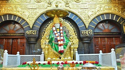 <p>టూర్ ప్యాకేజీలో భాగంగా మొదటిరోజు హైదరాబాద్ లోని కాచిగూడ రైల్వే స్టేషన్ నుండి 06:40 గంటలకు ట్రైన్ (రైలు నెం. 17064 అజంతా ఎక్స్ప్రెస్) ఉంటుంది. రాత్రి అంతా ప్రయాణంలో ఉంటారు.రెండో రోజు మార్నింగ్ 7:10 గంటలకు నాగర్సోల్ రైల్వే స్టేషన్కు చేరుకుంటారు. పికప్ చేసుకుని షిర్డీకి తీసుకెళ్తారు. ఆ తర్వాత హోటల్లో చెక్ ఇన్ అవ్వాలి. అనంతరం షిర్డీ సాయిబాబా దర్శనం ఉంటుంది. సాయంత్రం షిరిడీలోని పలు ప్రాంతాలను చూడొచ్చు. రాత్రికి అక్కడే చేస్తారు.</p> <p>టూర్ ప్యాకేజీలో భాగంగా మొదటిరోజు హైదరాబాద్ లోని కాచిగూడ రైల్వే స్టేషన్ నుండి 06:40 గంటలకు ట్రైన్ (రైలు నెం. 17064 అజంతా ఎక్స్ప్రెస్) ఉంటుంది. రాత్రి అంతా ప్రయాణంలో ఉంటారు.రెండో రోజు మార్నింగ్ 7:10 గంటలకు నాగర్సోల్ రైల్వే స్టేషన్కు చేరుకుంటారు. పికప్ చేసుకుని షిర్డీకి తీసుకెళ్తారు. ఆ తర్వాత హోటల్లో చెక్ ఇన్ అవ్వాలి. అనంతరం షిర్డీ సాయిబాబా దర్శనం ఉంటుంది. సాయంత్రం షిరిడీలోని పలు ప్రాంతాలను చూడొచ్చు. రాత్రికి అక్కడే చేస్తారు.</p>