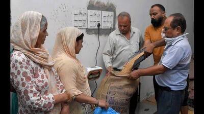 The apex court had clarified that all e-Shram card holders were entitled to free foodgrains under the NFSA. (HT Photo) The apex court had clarified that all e-Shram card holders were entitled to free foodgrains under the NFSA. (HT Photo)